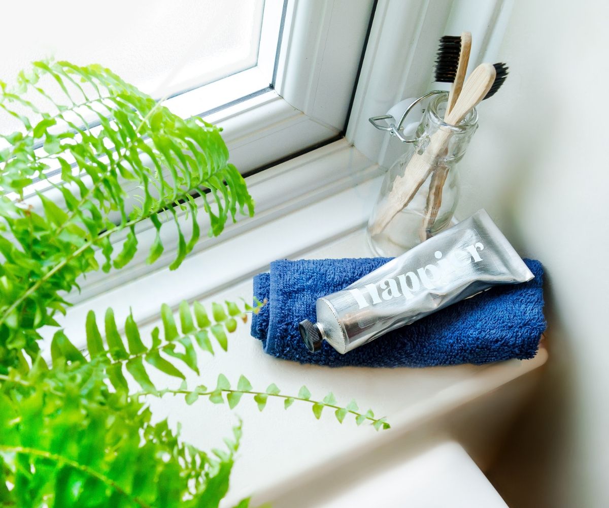 Happier Beauty toothpaste vegan natural no plastic packaging